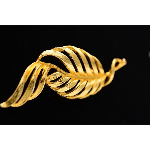 Vintage Leaf Pin Brushed Gold Shiny Metallic Feather 1980s Bin5B - Picture 2 of 12